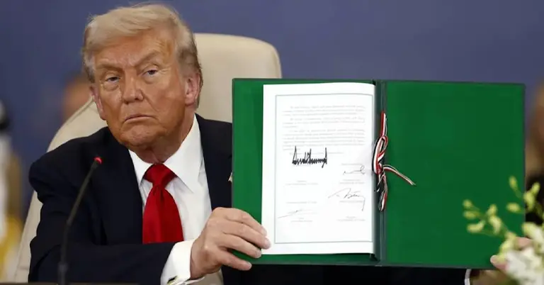 শান্তি সম্মেলনে ট্রাম্প গাজা চুক্তির ডকুমেন্টস দেখিয়েছেন